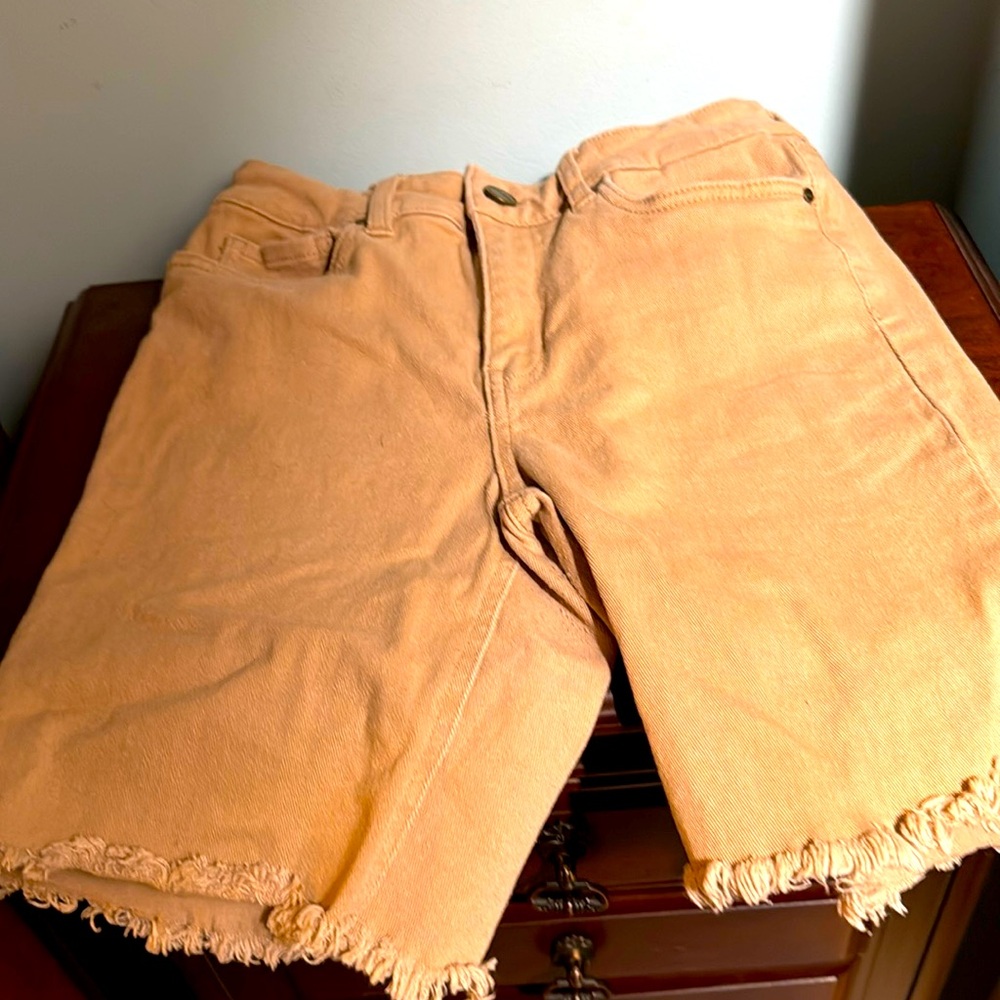 Dollhouse tan classic Bermuda shorts size 7/8